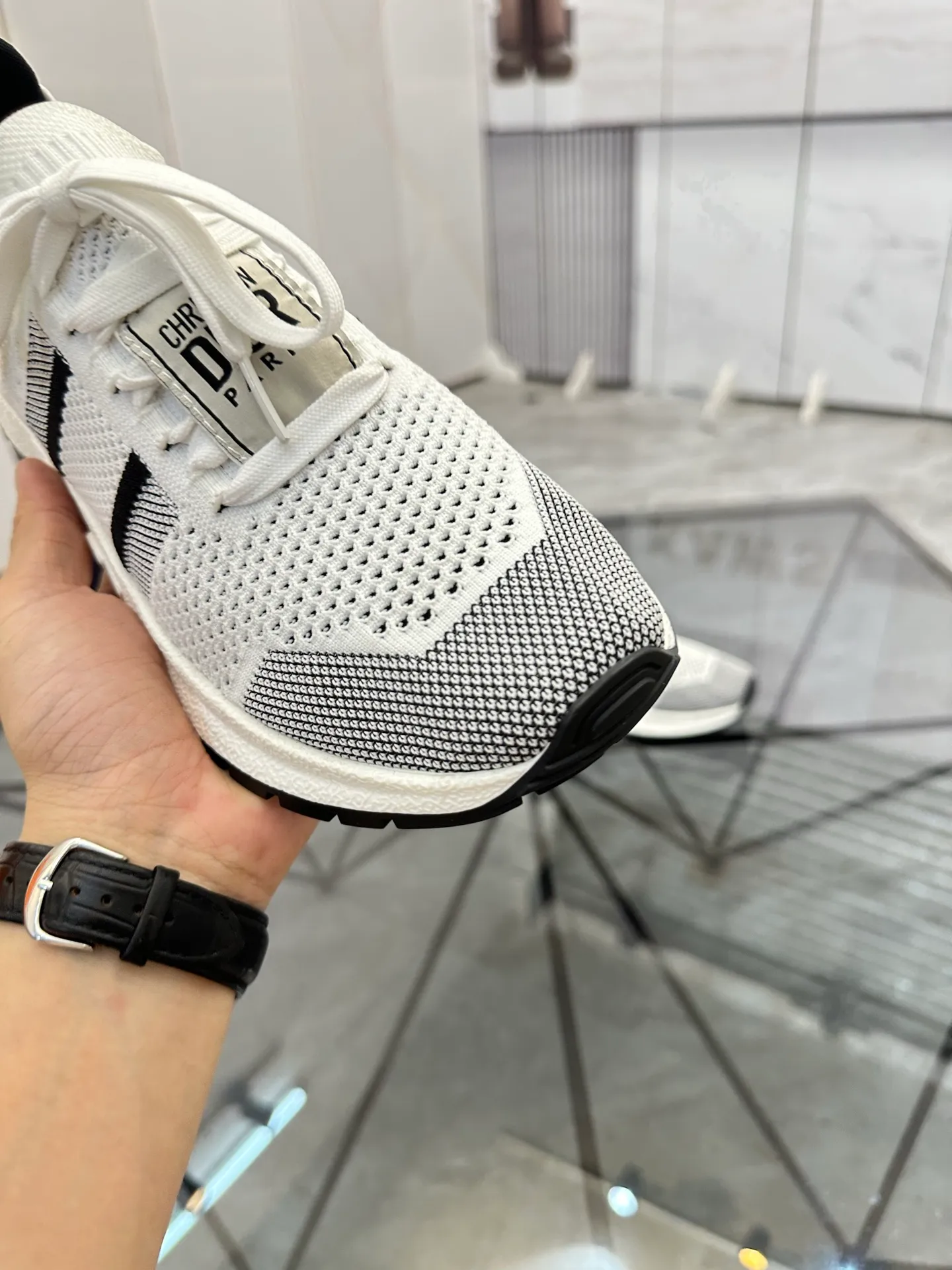 Selling men's shoes 💰: 💰P400¥ Product trademark: Dior* "Dior*" low-top casual shoes Regular size: 38-44 (can be customized to 45) Product materials: Imported breathable fly knit upper, breathable lining, original outsole. Number: 558